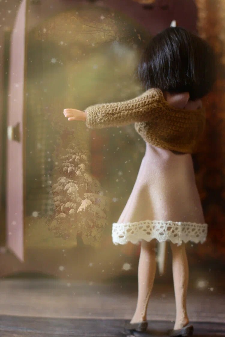 - Люси, находясь в шкафу, заметила впереди свет, который исходил не от стенки шкафа, а откуда-то издалека. Сверху падало что-то мягкое и холодное. Ещё через мгновение девочка увидела, что стоит посреди леса, под ногами у неё снег, с ночного неба падают снежные хлопья. (одежду мастерила и вязала сама, по колготкам заметно, да?🤣 Куколка Китай, но вполне себе качественная и с шикарной шевелюрой)