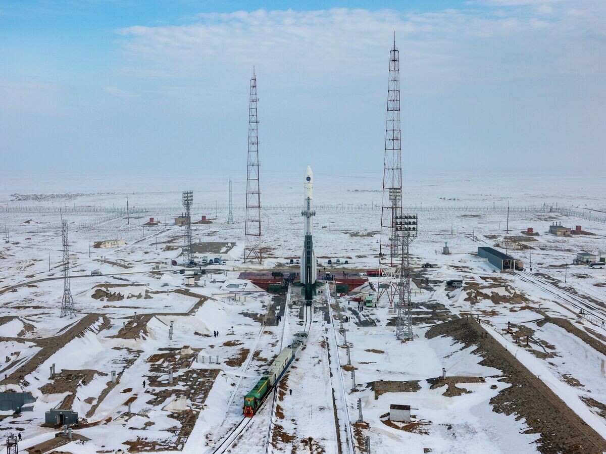    Установка ракеты-носителя "Протон-М" со спутником "Электро-Л" на стартовый стол комплекса космодрома Байконур | © РИА Новости / Роскосмос