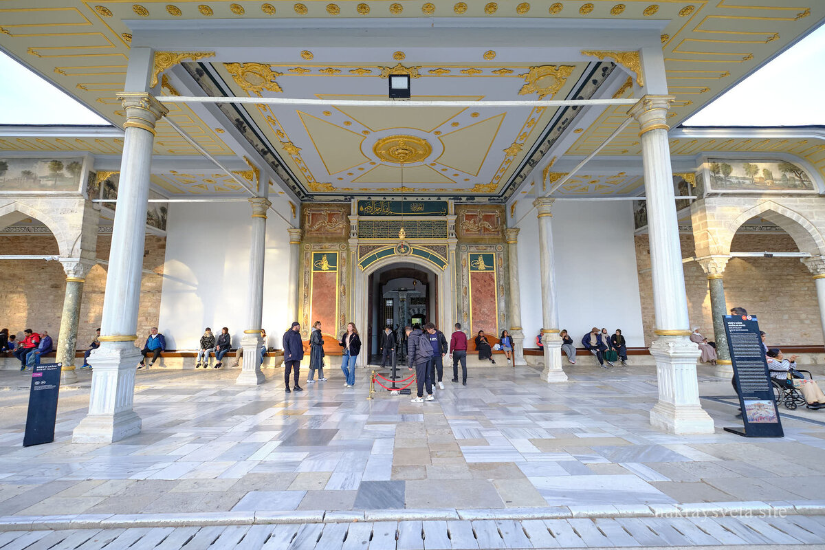 Каждый, кто удостаивался пройти через Врата Блаженства, должен был приложиться губами к их порогу в знак почтения к султану