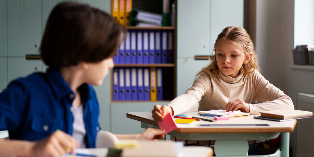 Почему детям с аутизмом трудно слушать учителя?