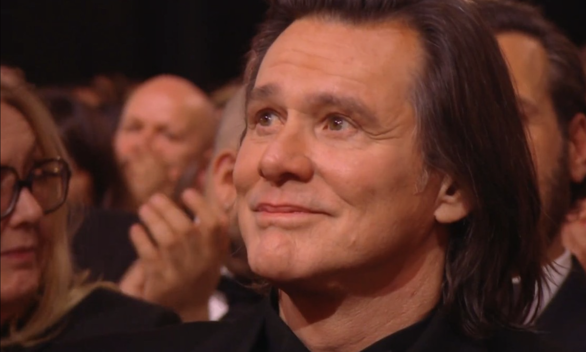 На скриншоте из зала видно, что глаза светло-карие 