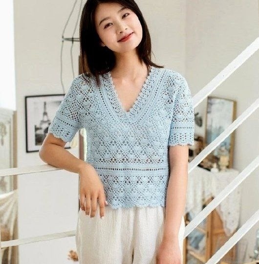 Женские топы, блузы и кофточки крючком (идеи и схемы)