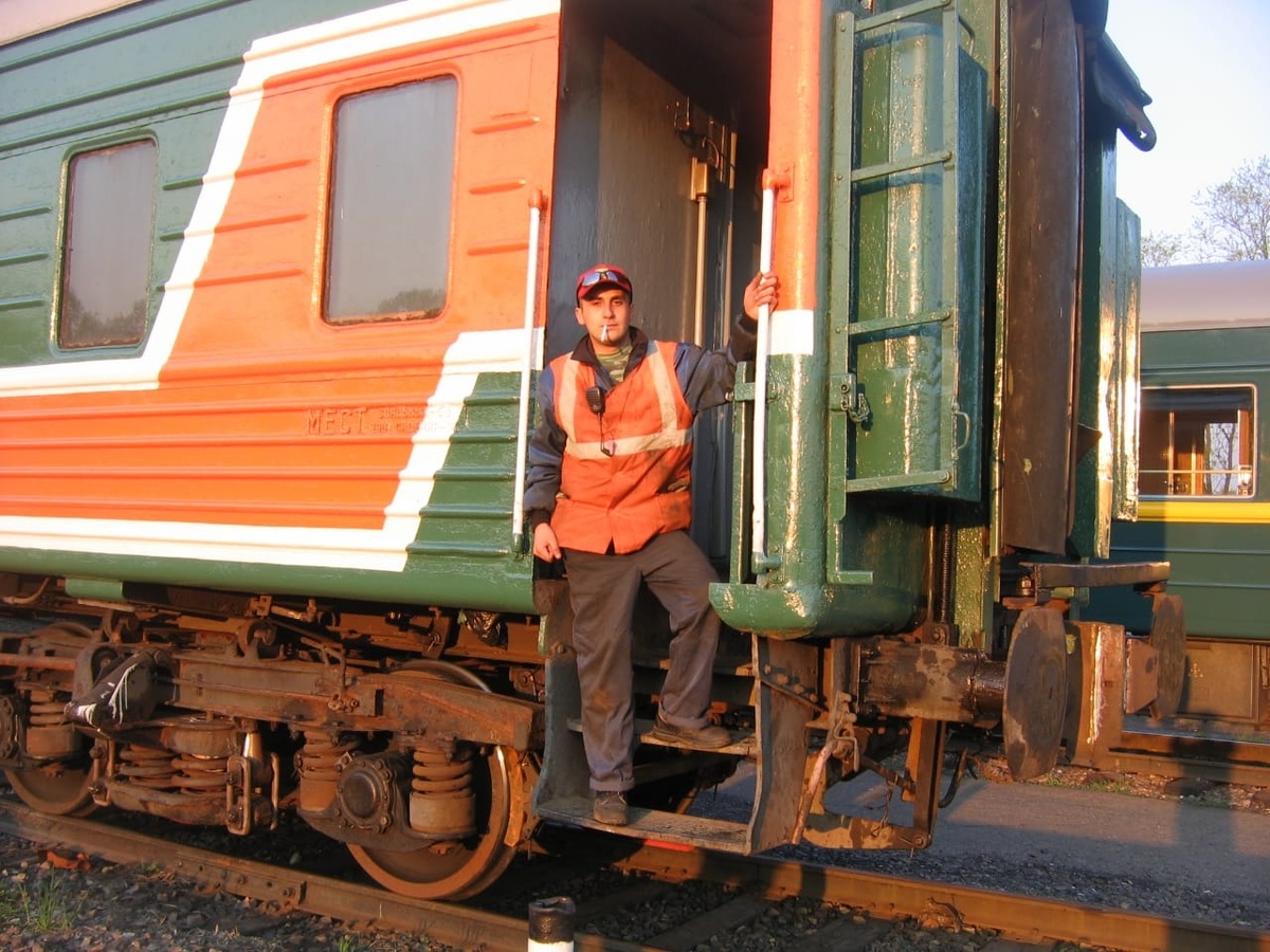 Прицеплял и отцеплял пассажирские вагоны. 2006 год