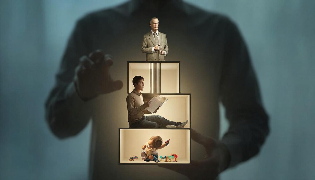 В каждом живут три существа: Родитель (правила и запреты), Взрослый (спокойный аналитик) и Ребёнок (эмоции и капризы). Они переключаются незаметно, провоцируя друг друга. 