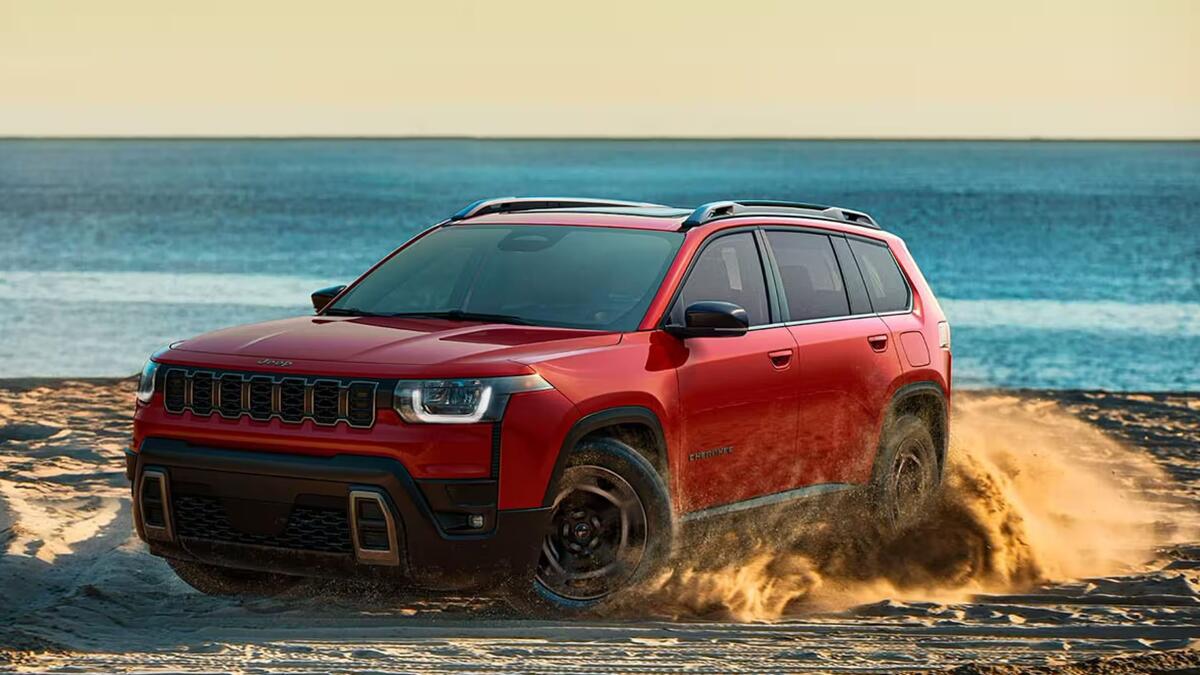 Jeep Cherokee Hybrid 2026 года оснащен 1,6-литровым четырехцилиндровым турбодвигателем с гибридной силовой установкой от Stellantis. (JEEP)