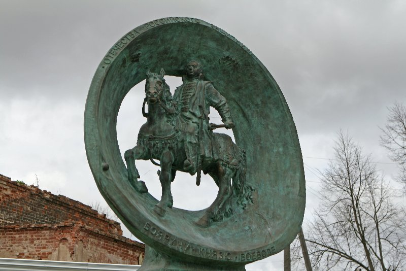 Памятник Скопину-Шуйскому в Богоявленске Ярославской области.
