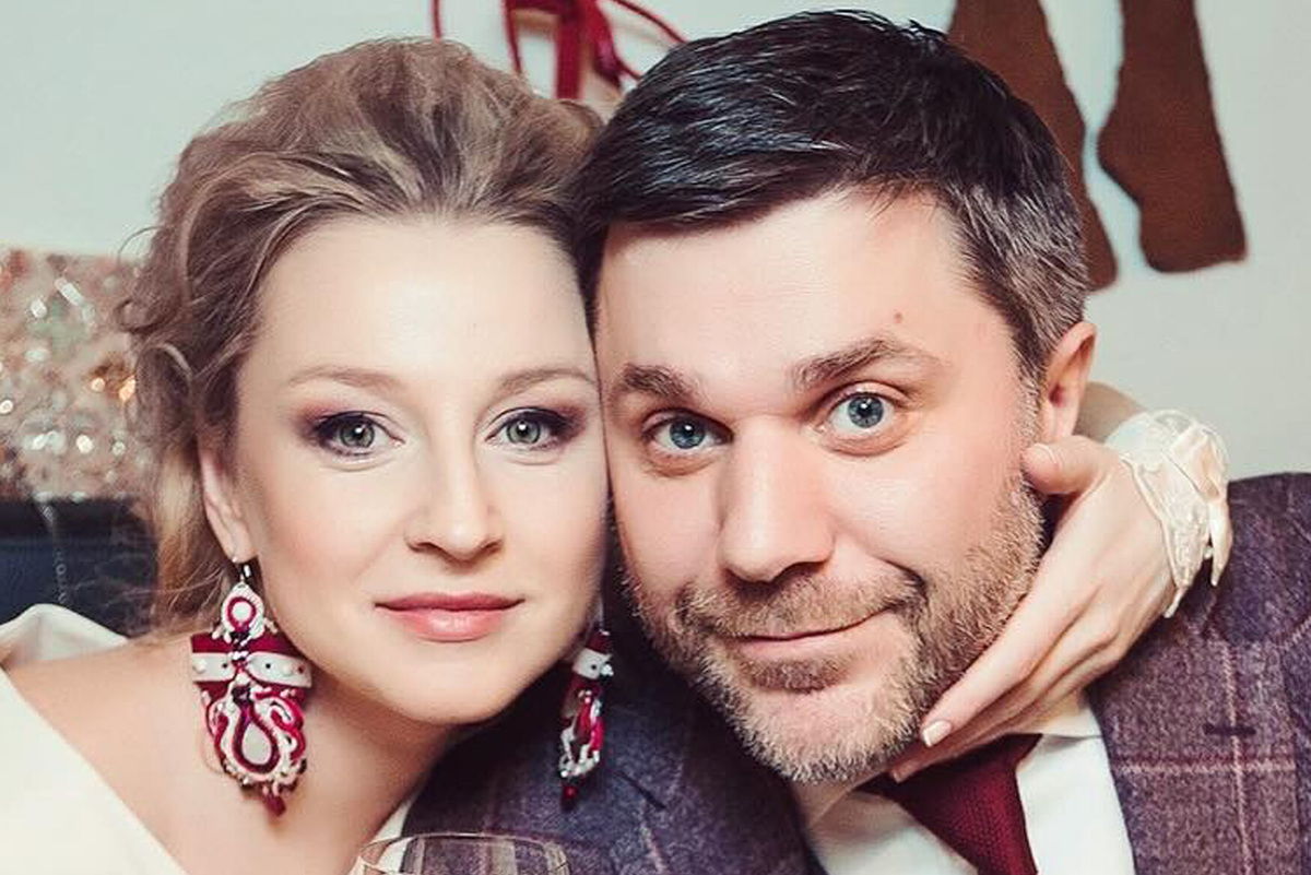     Розовая свадьба: актеры сериала «Война семей» Ольга Медынич и Джемал Тетруашвили показали романтические фото