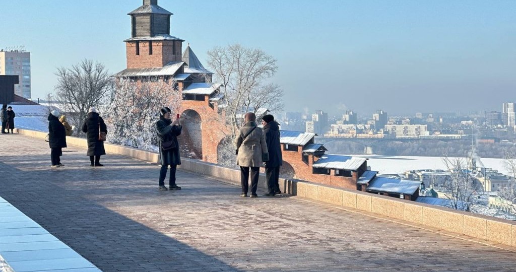 Часть крыши над стеной Нижегородского кремля обрушилась из-за снега