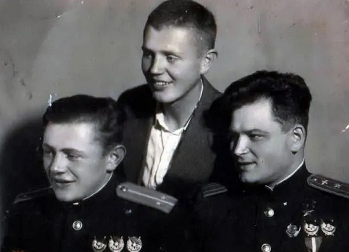 Сергей Курзенков (справа). Источник: https://clck.su/SUynn