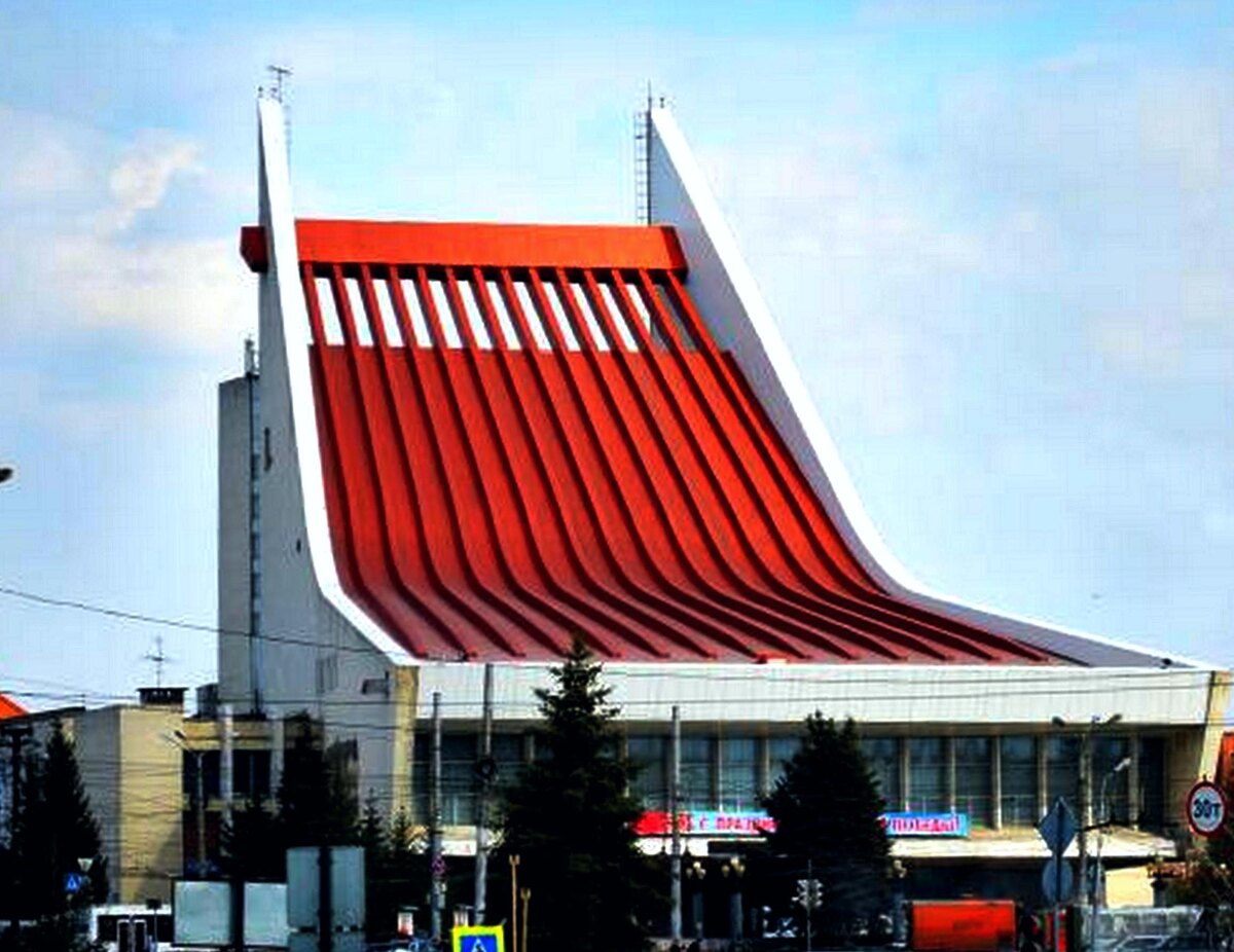 В Омске бытует шутка-загадка:" Сколько лыжников одновременно может спуститься с терракотового трамплина?"