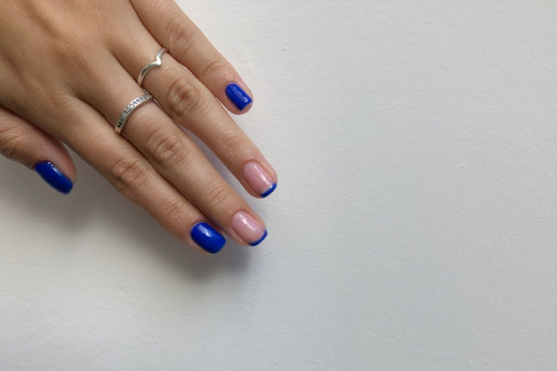 Маникюр в цвете электрик сразу приковывает внимание