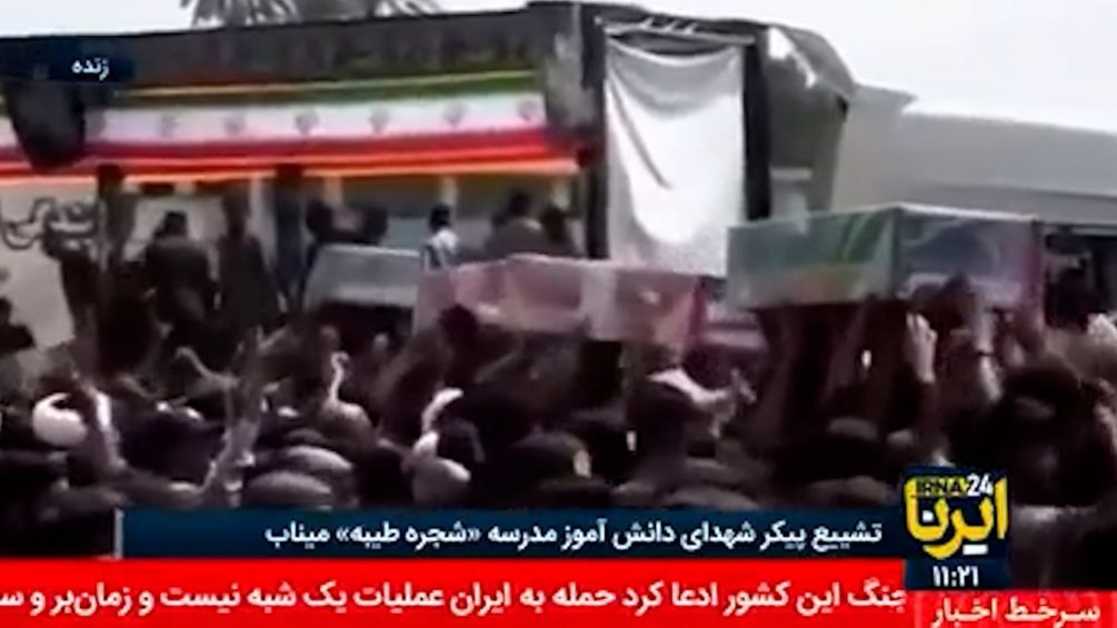   Многотысячная траурная процессия в Иране - люди несут гробы убитых США и Израилем школьниц. Фото: кадр видео