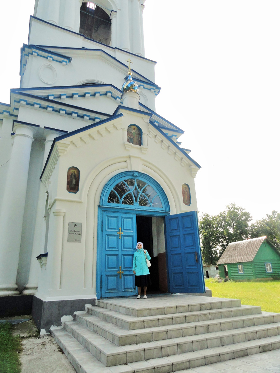 Вход в Храм Успения Божией Матери через колокольню. Крыльцо венчает резной двуцветный купол. Над входом фреска с изображением сцены Успения. Фото автора