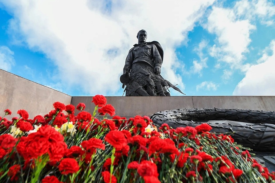    К подножию огромного памятника солдату на Ржевском мемориале несут цветы. ПТО