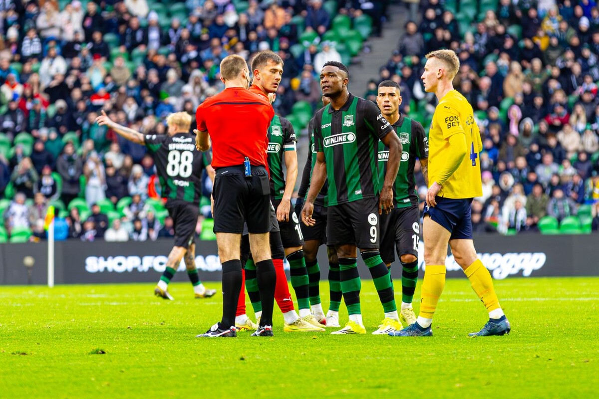 Джон Кордоба предъявляет претензии арбитру матча "Краснодар" - "Ростов". Фото ФК КРАСНОДАР 