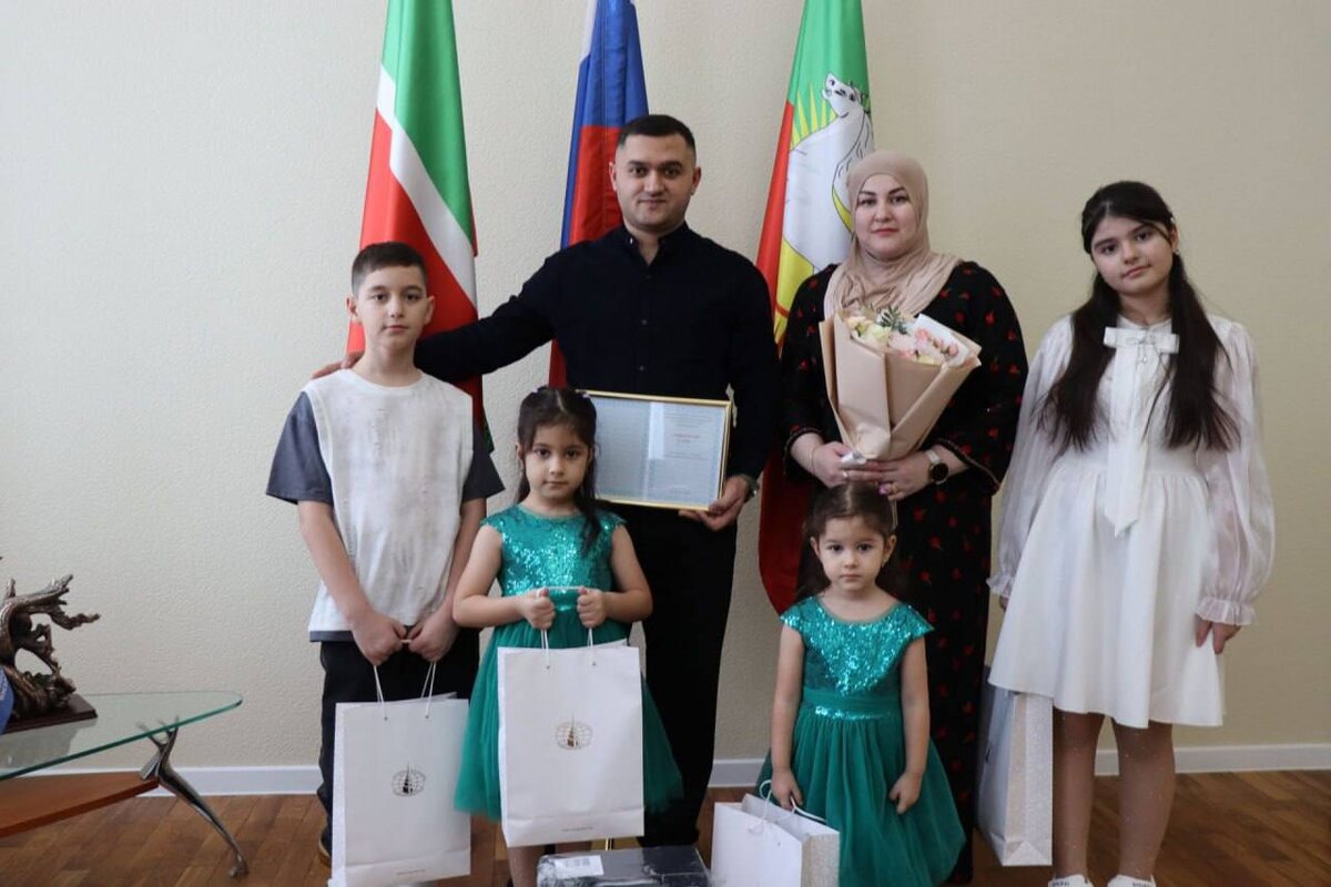 Семья Назриевых после награждения.