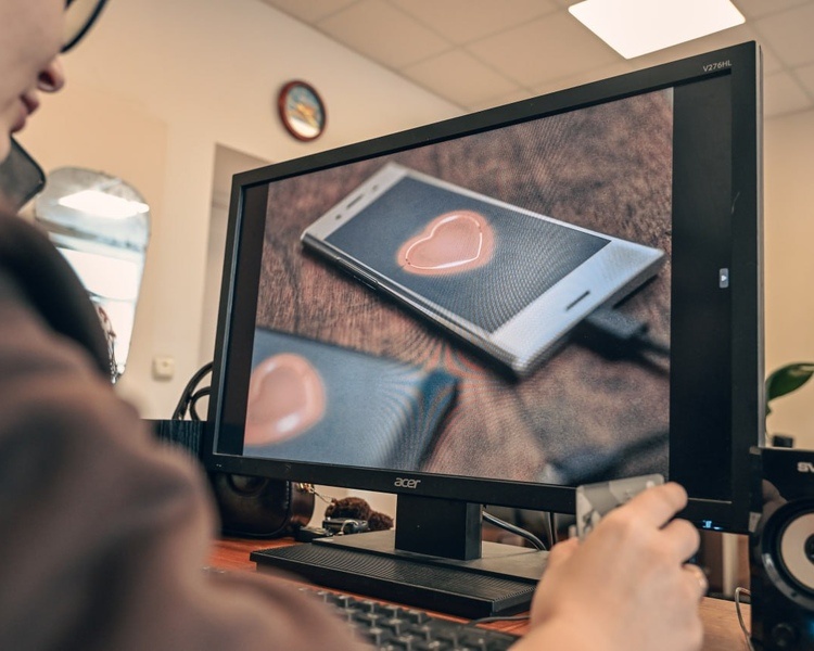     Фейковый Ромео: как курянок обманывают мошенники на сайтах знакомств