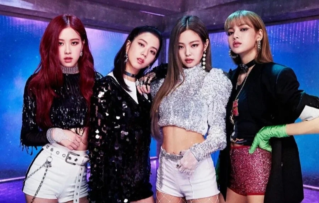 Для концертов они делают блестящие наряды, которые со стразами, с блестками, сверкают, сияют и тем самым всех привлекают и зазывают на них еще чаще смотреть