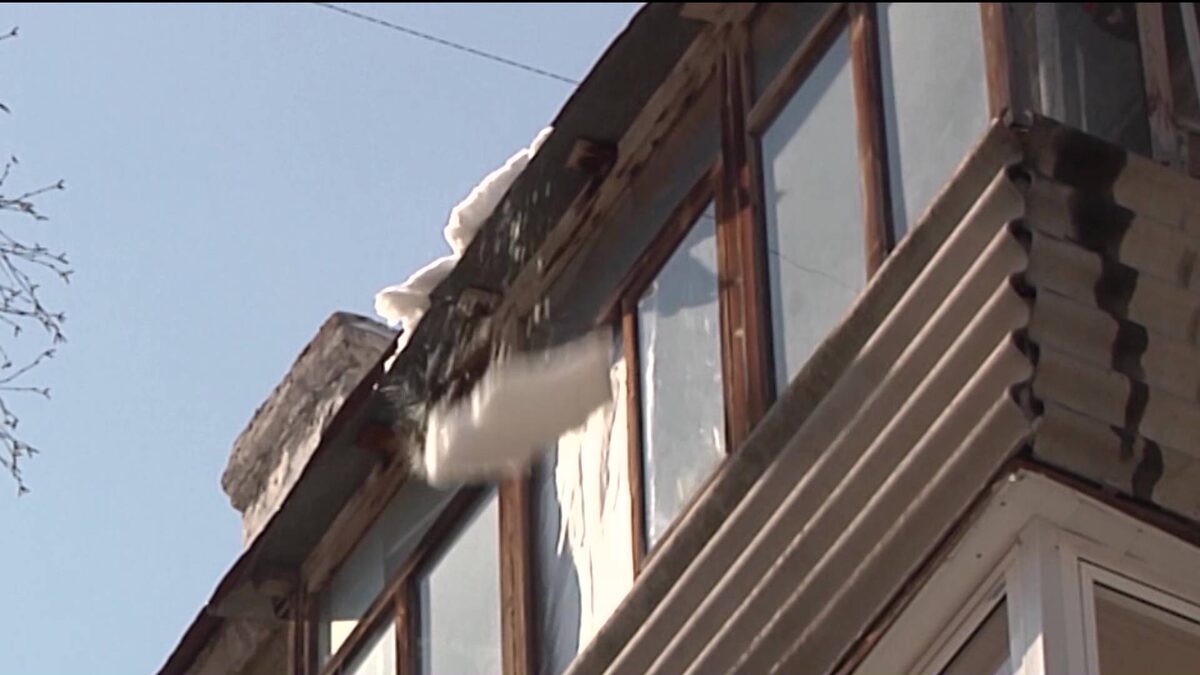    В МЧС предупредили уфимцев о сходе снега с кровель зданий