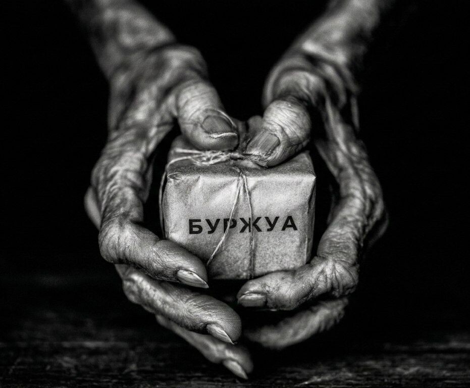 Он думает, что он — хозяин жизни.

На самом деле он — просто винтик. Самый удобный. Самый послушный.

И даже не знает об этом.