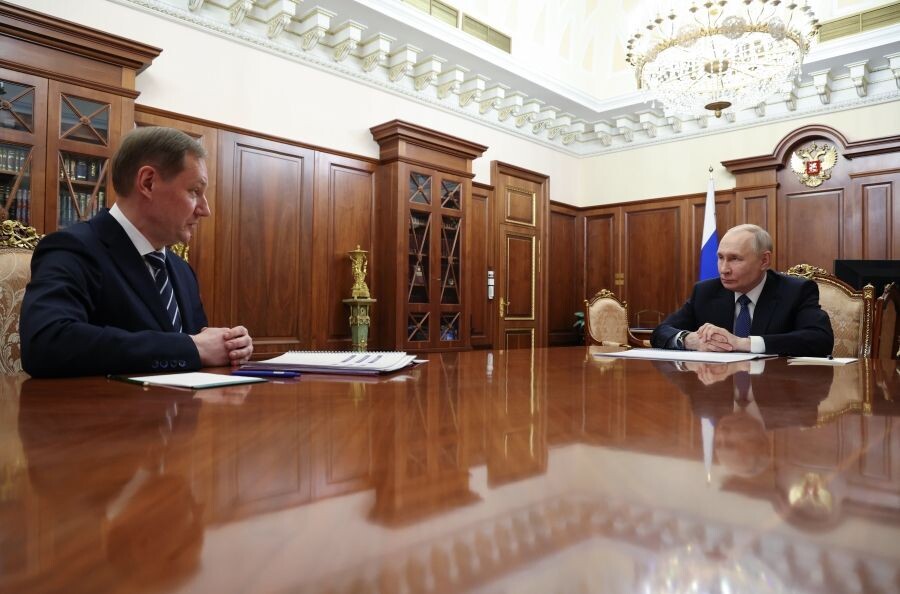    Президент РФ Владимир Путин и руководитель Федерального казначейства Роман Артюхин / Источник: © Гавриил Григоров/РИА Новости