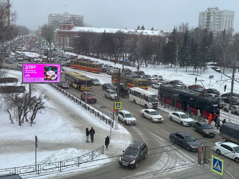    Пробка на проспекте Строителей. Источник: "Толк"