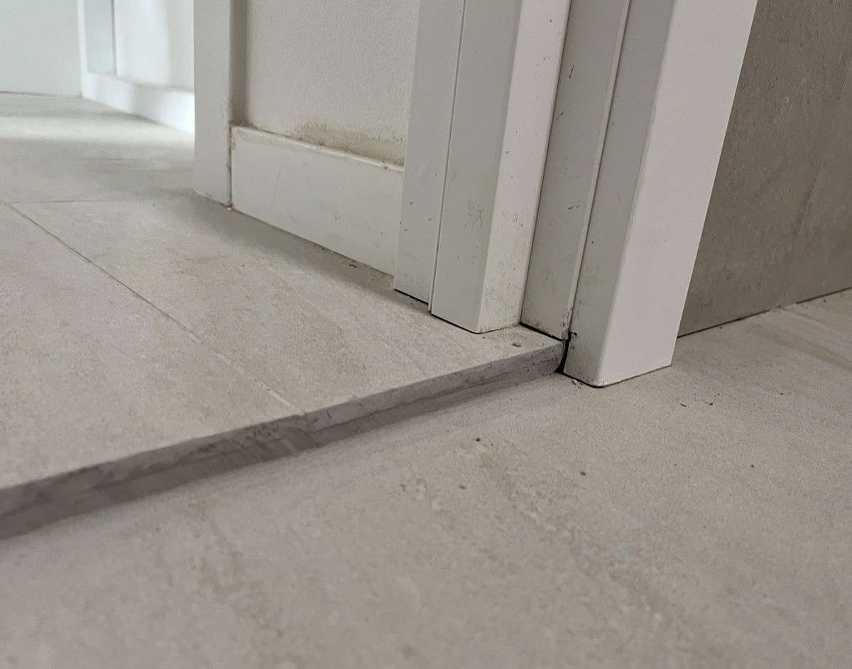 Реальное фото из архива Дарьи. Здесь не обработан переход плитки, а сама плитка плохо обрезана.