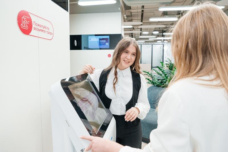    Фото пресс-службы УБРиР / Сотрудник и клиент банка