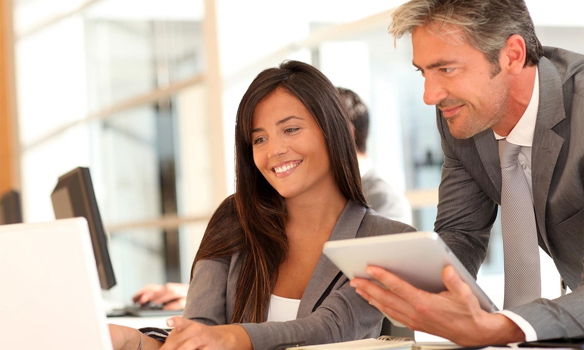 она чувствовала, что все сильнее привязывается к нему