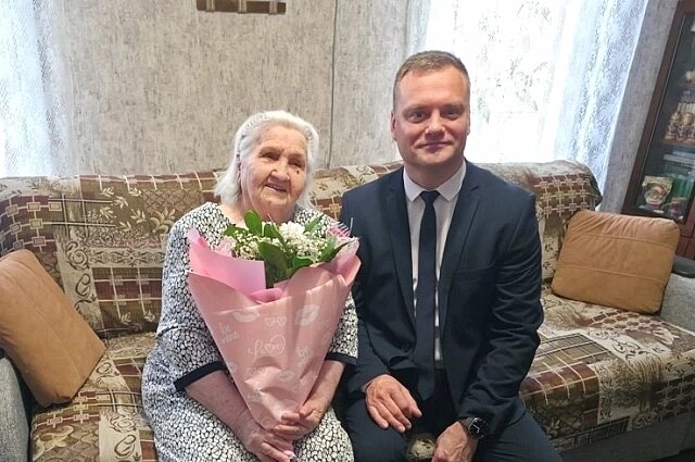    От Волгоградской облдумы юбиляршу поздравил Евгений Кареликов, Фото: Волгоградская областная дума