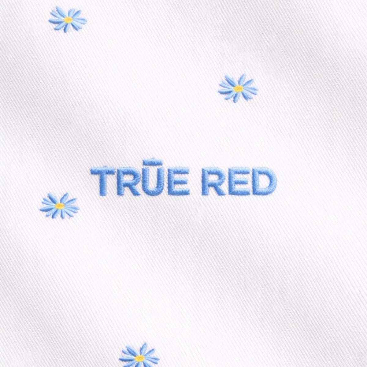 Вышивка – наше особое мастерство, от авторского эскиза до финальных стежков.