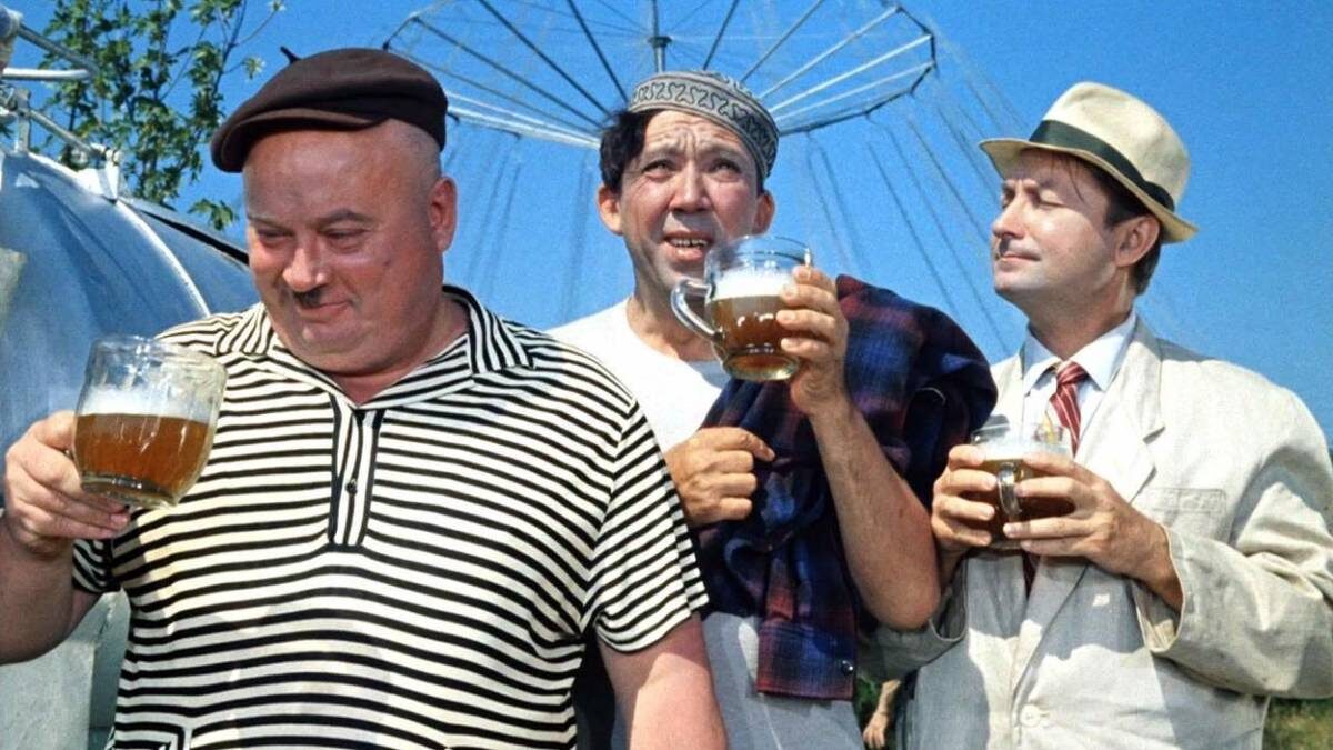    Кадр из фильма «Кавказская пленница» (1966): актеры Евгений Моргунов в роли Бывалого, Юрий Никулин в роли Балбеса и Георгий Вицин в роли Труса / Фото: Киноконцерн «Мосфильм»