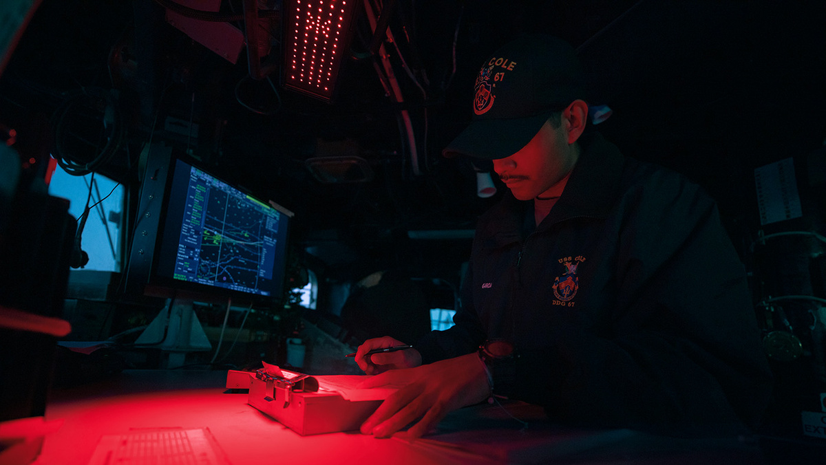   U.S. Navy photo by Mass Communication Specialist Seaman Mark Pena- Архивное фото