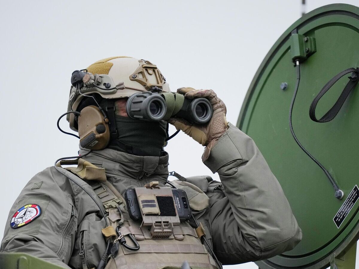    Французский военнослужащий во время учений НАТО на полигоне в Смардане, Румыния | © AP Photo / Vadim Ghirda