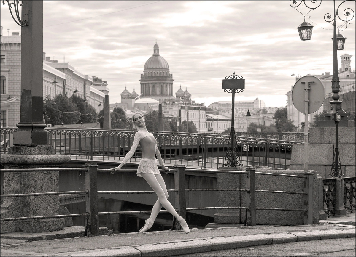 Балерина Аня Емельянова напротив Краснофлотского и  Поцелуева мостов.