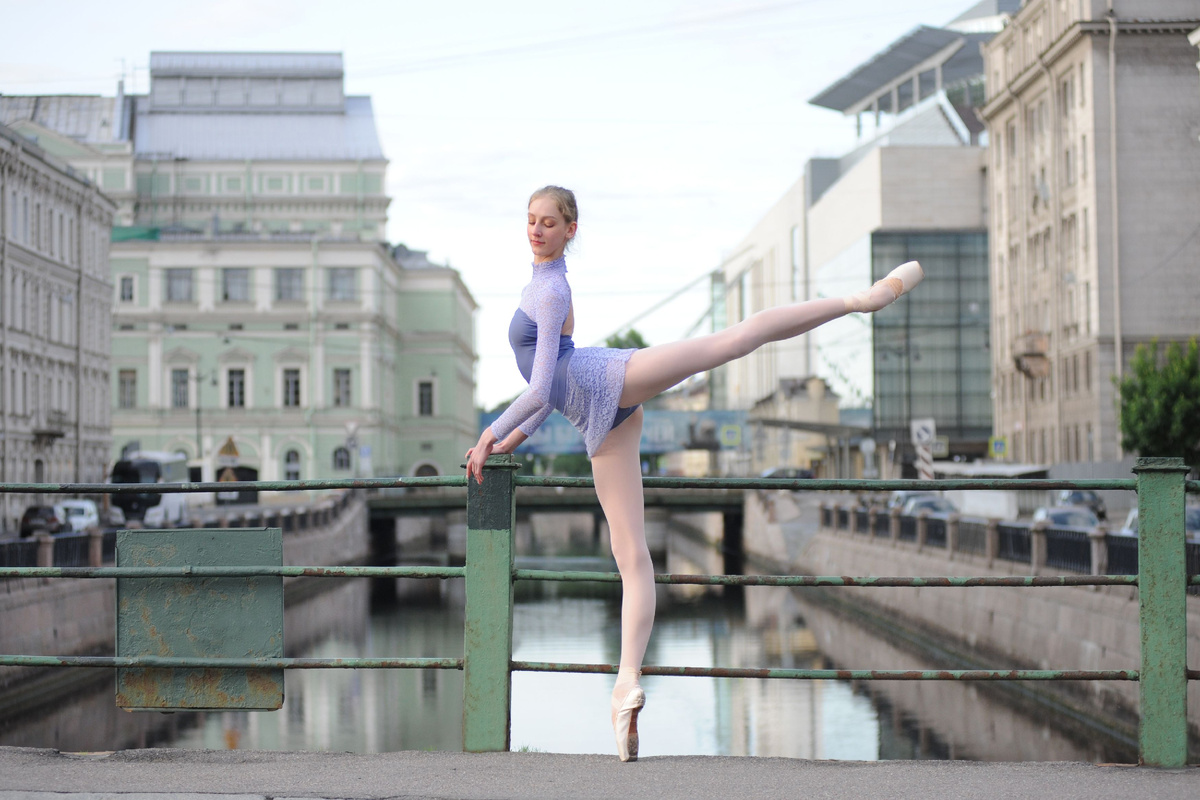 Балерина Аня Емельянова.напротив Мариинского театра.