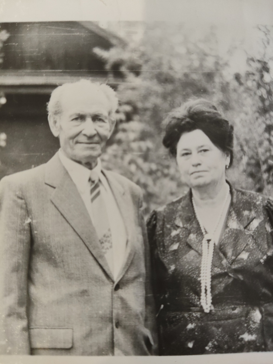 Ерзамаева Лидия Павловна, 1929 г. р., заведующая отделом использования единого фонда (ОИЕФ) с 1973 года. Рядом - супруг Николай Николаевич Ерзамаев, начальник  районного отдела культуры