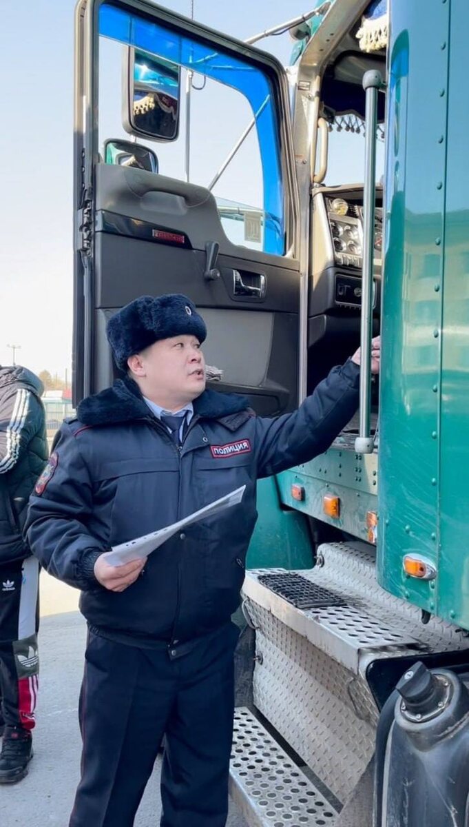 Алексей Сат, инспектор технического надзора Госавтоинспекции, чья биография сложилась вокруг любимого дела, неотделимого от судьбы его семьи и личной жизненной миссии)