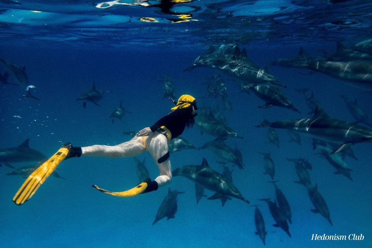 Остров имеет вулканическое происхождение и окружён коралловыми рифами. Это означает спокойные лагуны, прозрачную воду, хорошие условия для снорклинга и дайвинга. Подводный мир здесь разнообразный и доступный даже без сложной подготовки.