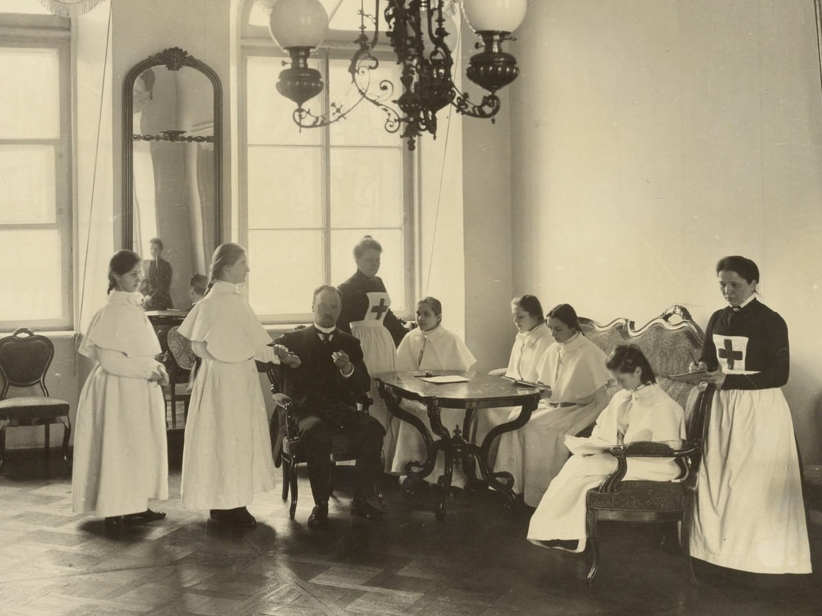 фрагмент фотографии посещения врача в Смольном институте. Фотограф: Карл Булла.