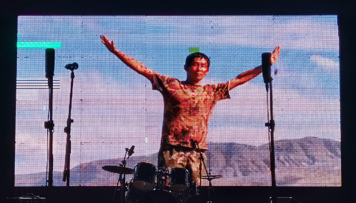 Уран-Сай парил над сценой. Он взлетал. И благословлял