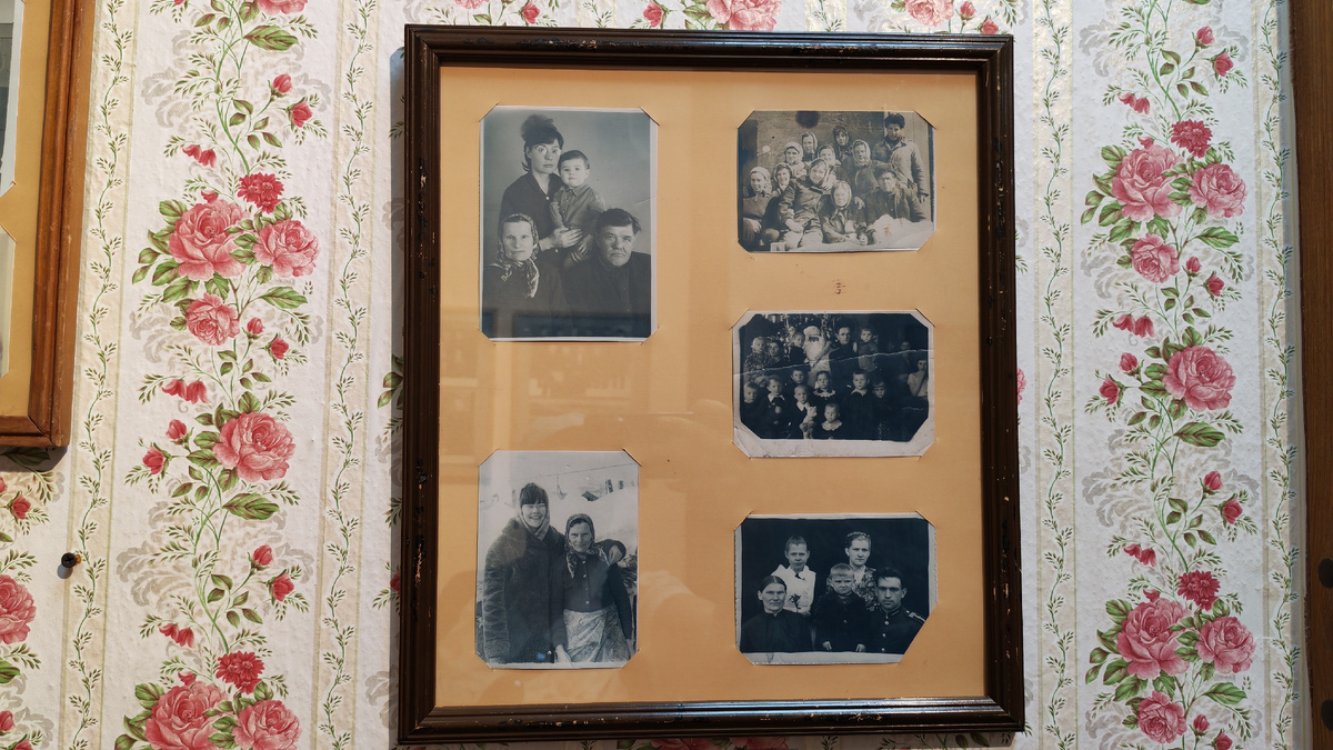 Многие экспонаты музея собраны жителями. Вот такие точно обои, как в зале переселенцев, были в моей комнате в детстве. А это фото моей семьи — переселенцев 1947 года, и я на первом фото — на руках у мамы, еще молоденькой. 
