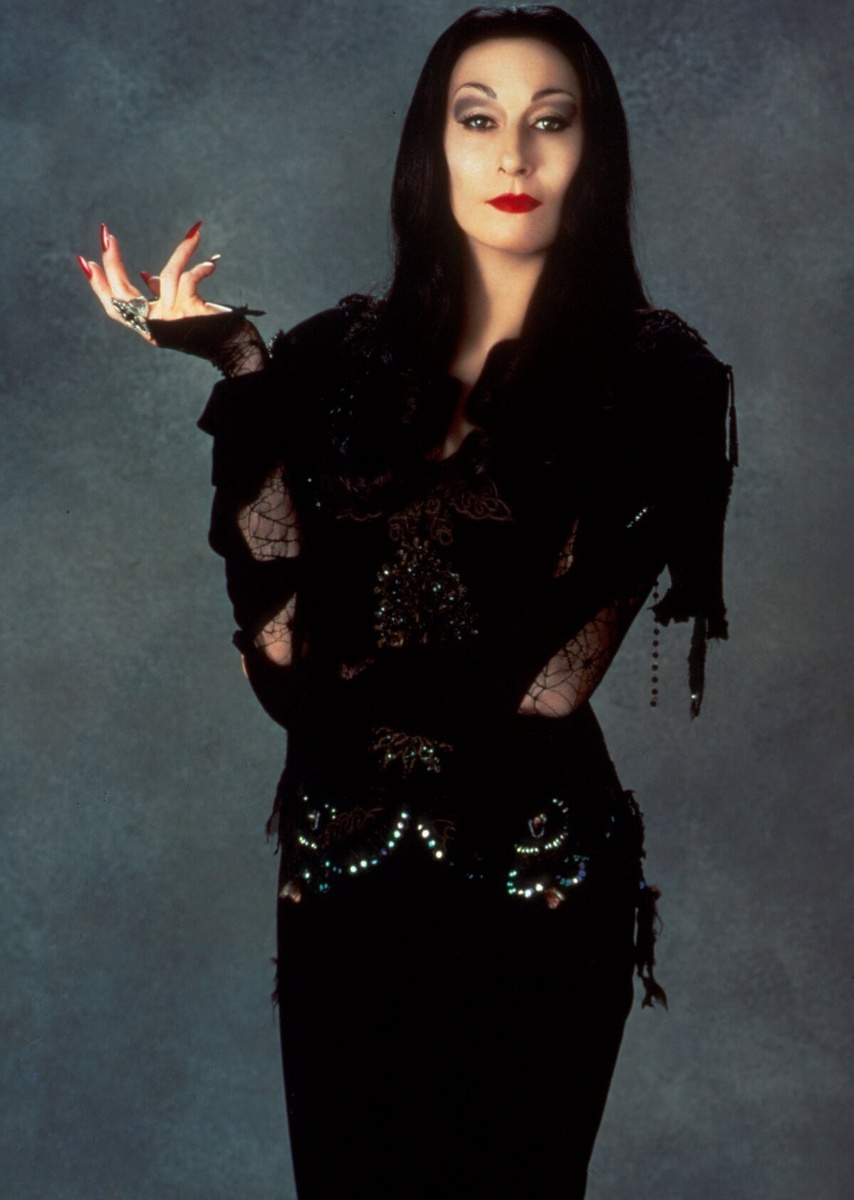 Анжелика Хьюстон в роли Мортиши Аддамс