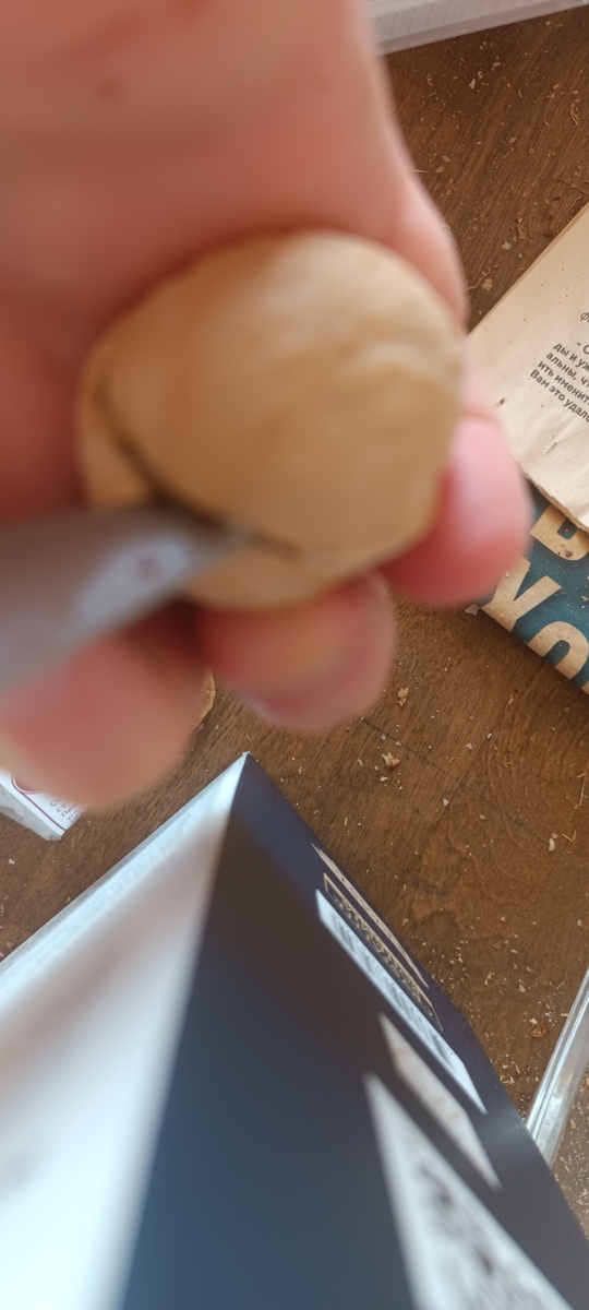 Так вот просто колоть ножом грецкие орехи