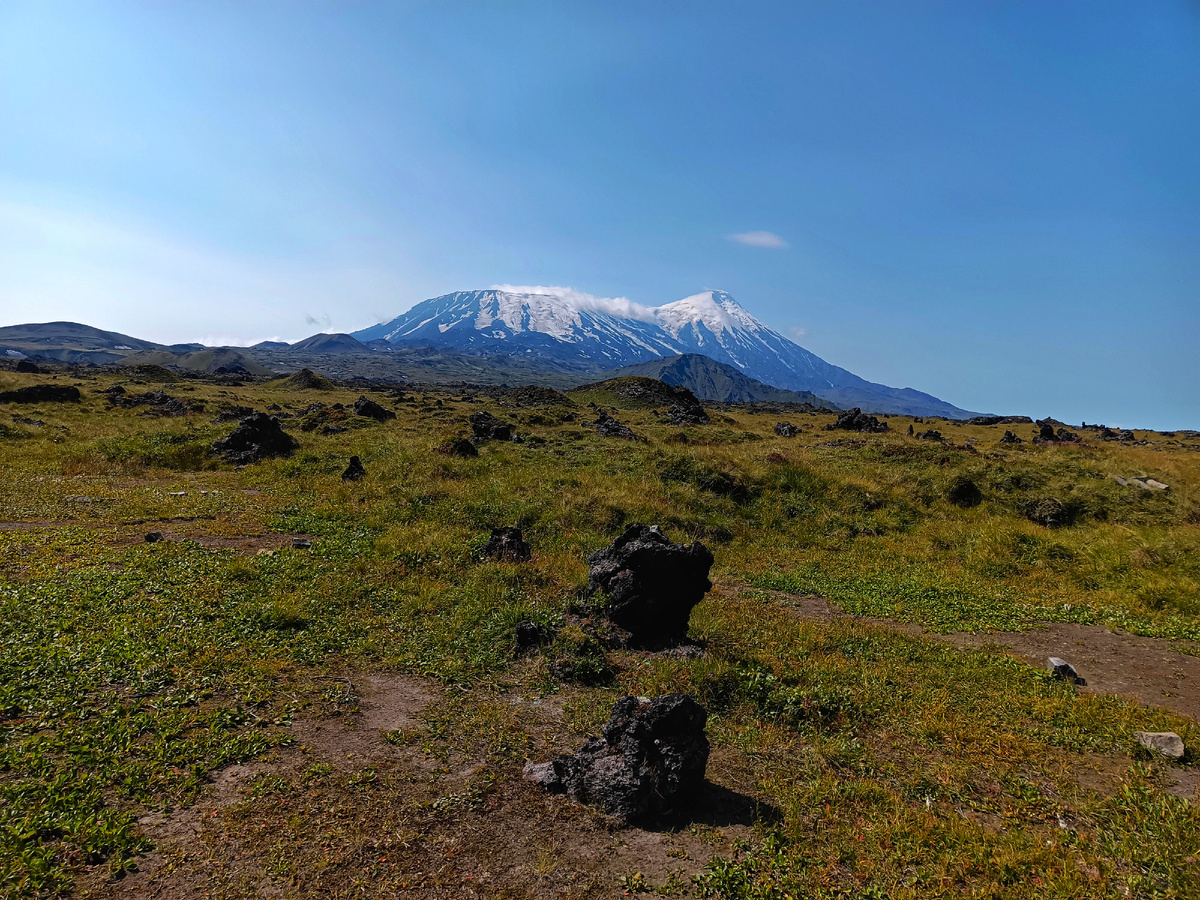 Вулканы Плоский и Острый Толбачик. Лагерь стоял поблизости от этого места.