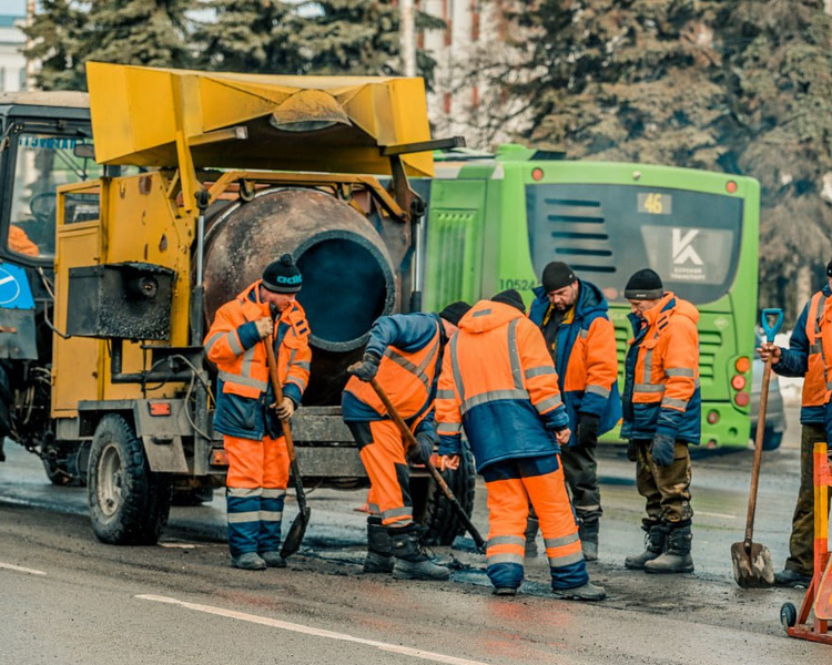     В центре Курска активно латают ямы на дорогах