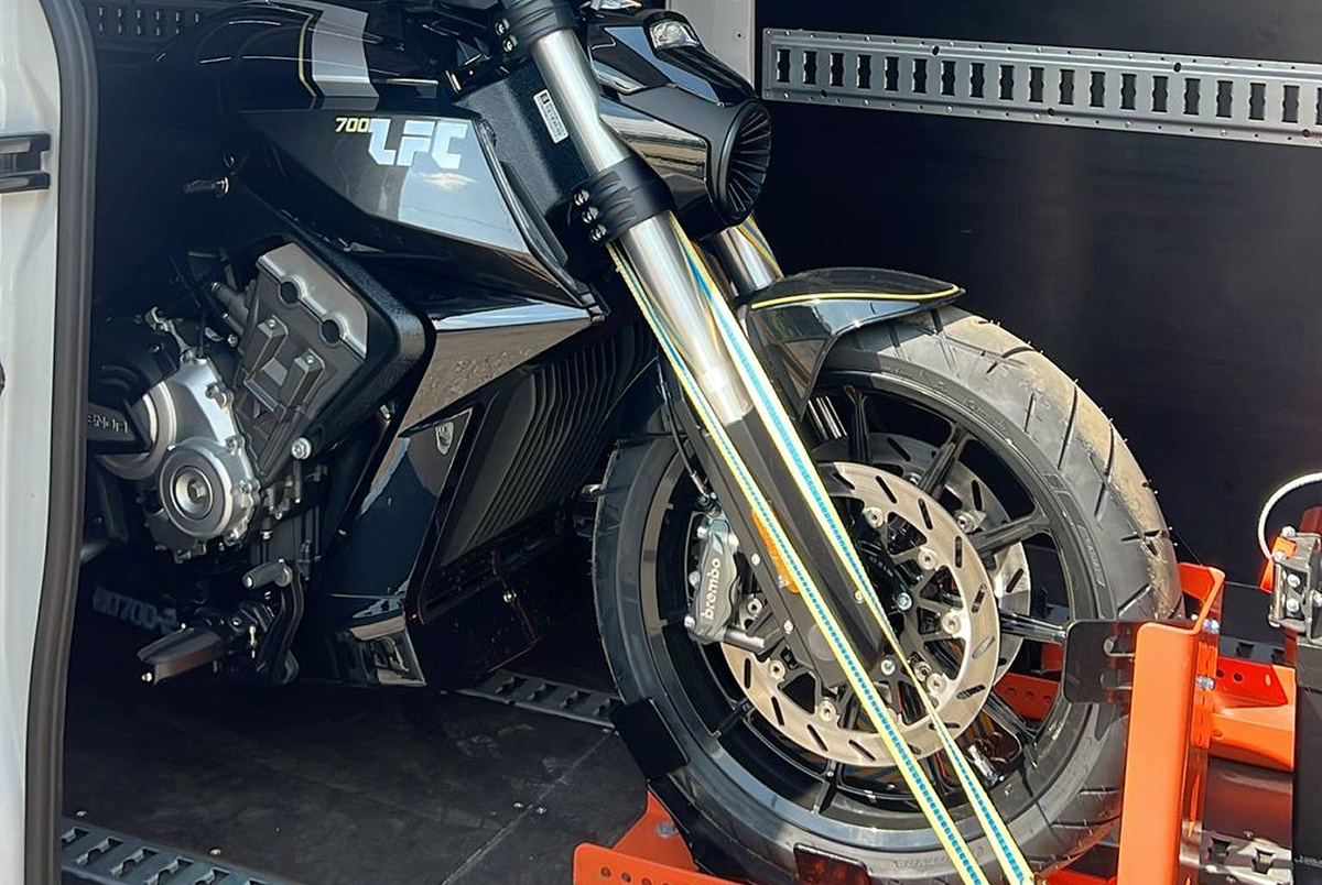 Пример перевозки мотоцикла в кузове фургона