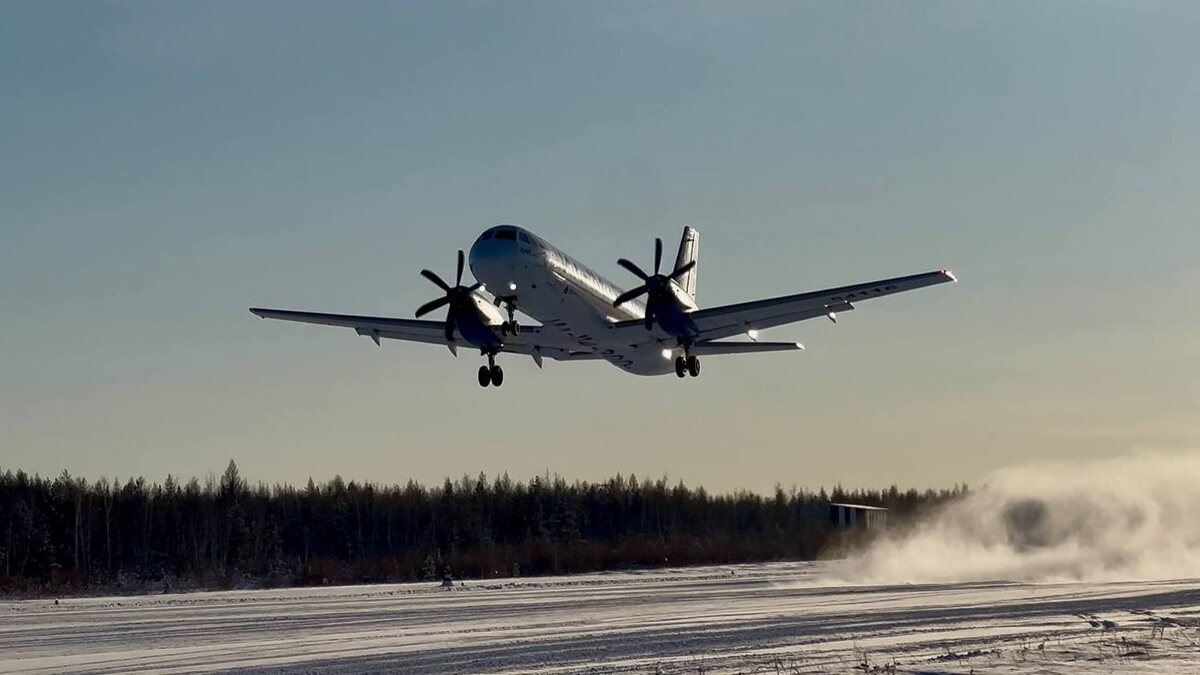 Взлёт Ил-114-300 с грунтовой полосы якутского аэропорта Маган