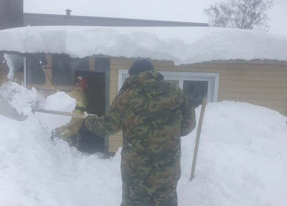    Дежурная смена пожарных оперативно прибыла на место происшествия и освободила территорию у входа в дом от снежной лавины. Фото управления ГПСС Липецкой области.