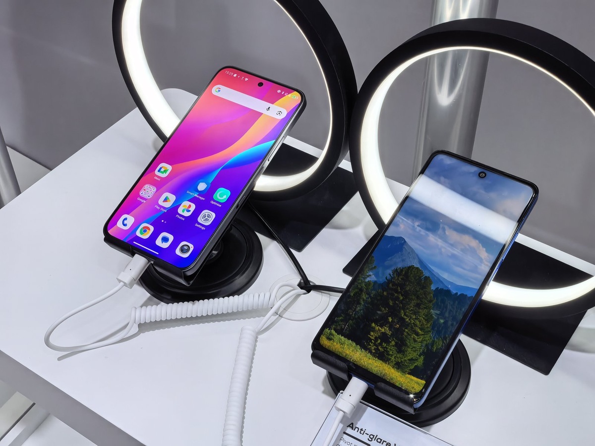    Сравнение NXTPAPER AMOLED (слева) с обычным глянцевым экраном